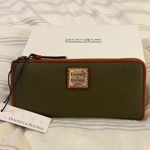 Dooney and Bourke Pebble Grain Zip Clutch